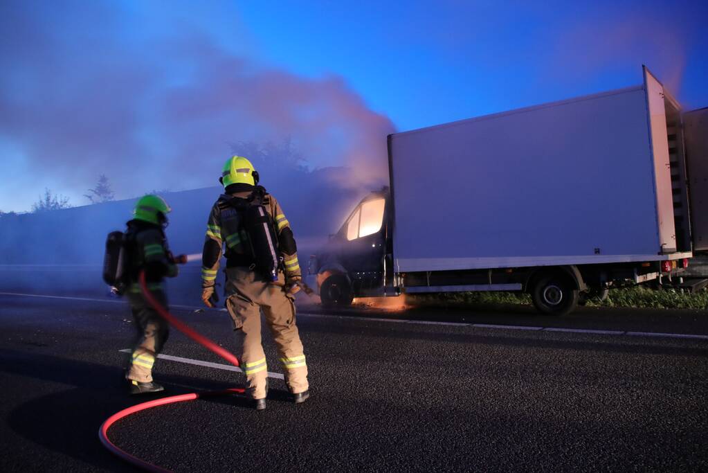 Bestelwagen brandt uit op vluchtstrook