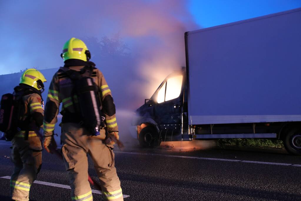 Bestelwagen brandt uit op vluchtstrook