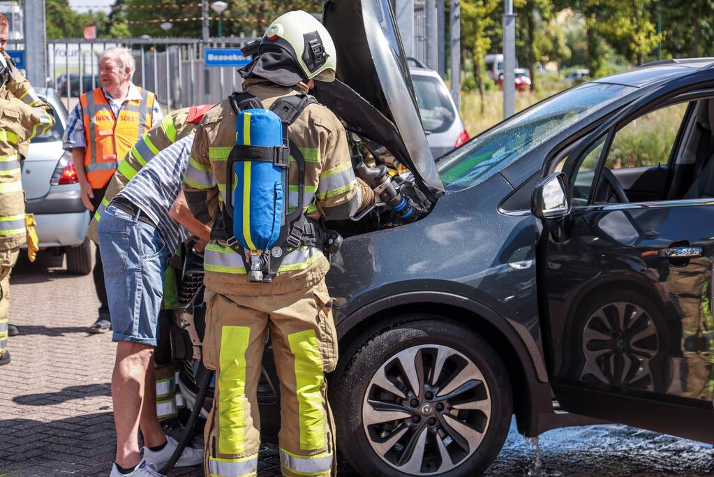 Beginnende autobrand snel geblust