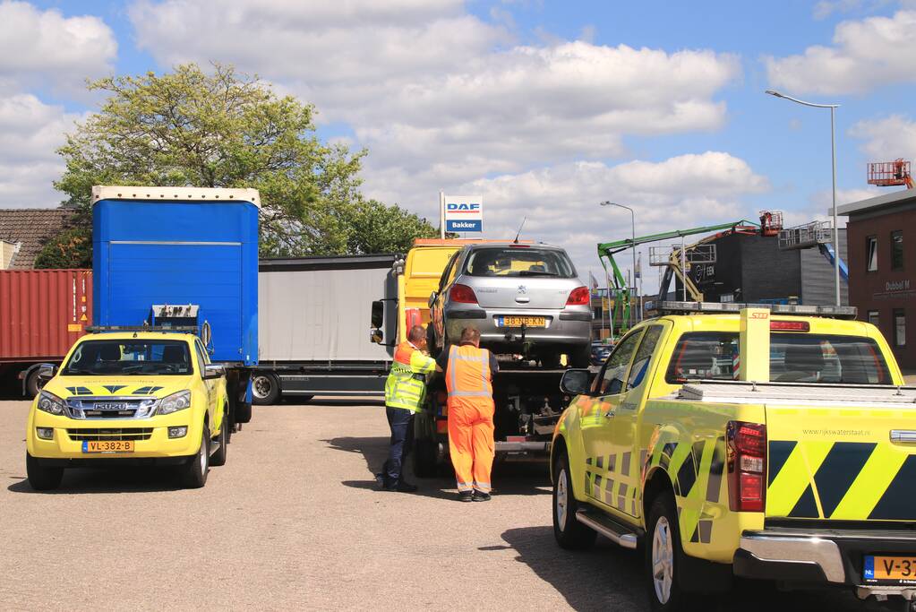 Flinke file na aanrijding met vrachtwagen