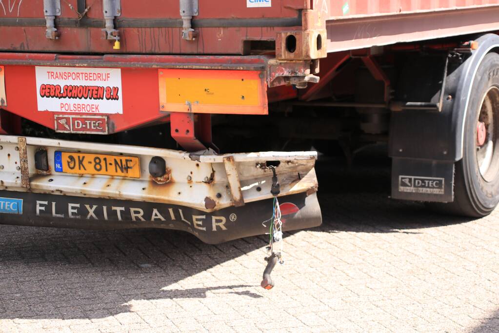 Flinke file na aanrijding met vrachtwagen