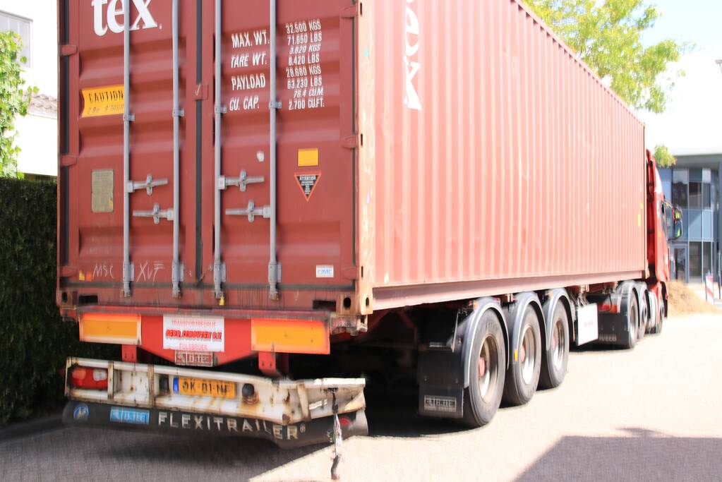 Flinke file na aanrijding met vrachtwagen