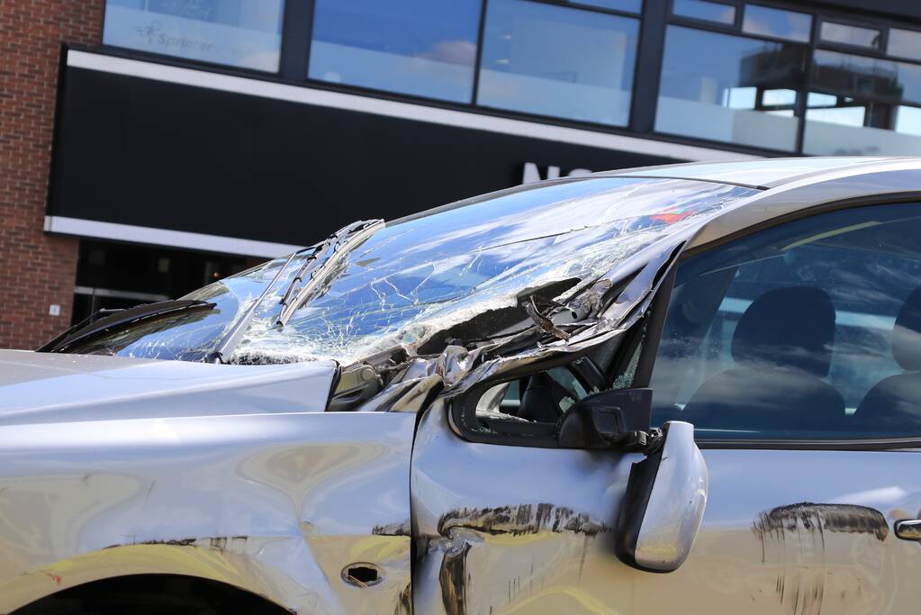 Flinke file na aanrijding met vrachtwagen