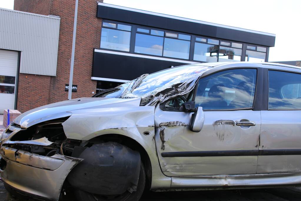 Flinke file na aanrijding met vrachtwagen