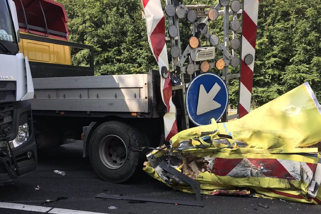 Botsabsorber aangereden door vrachtwagen