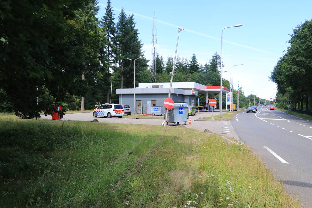 Bestuurster raakt van de weg ramt meerdere objecten