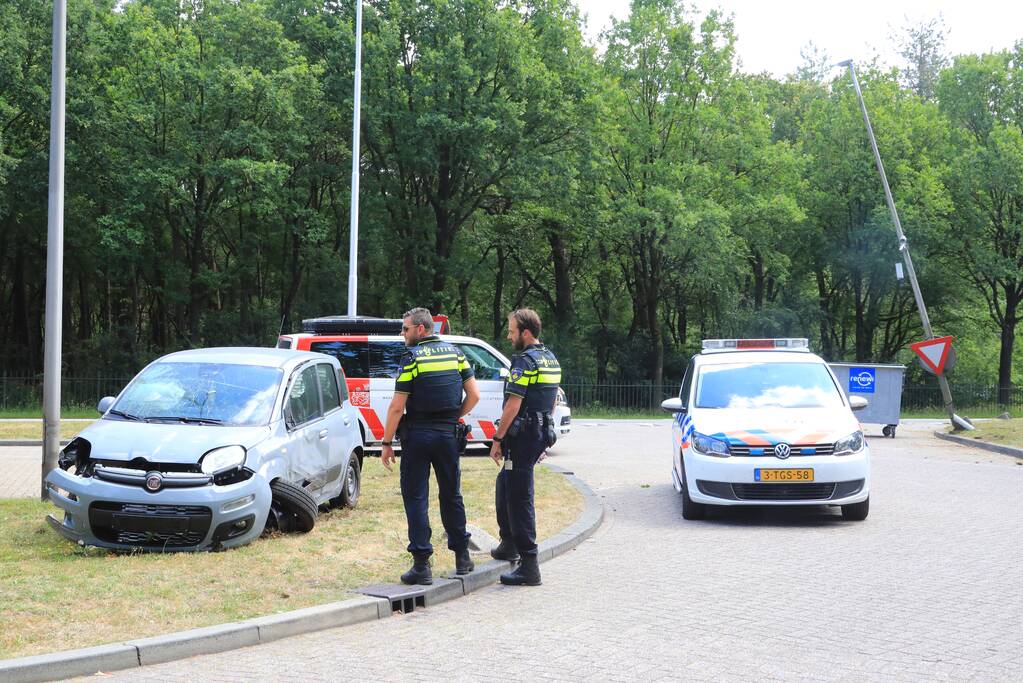 Bestuurster raakt van de weg ramt meerdere objecten