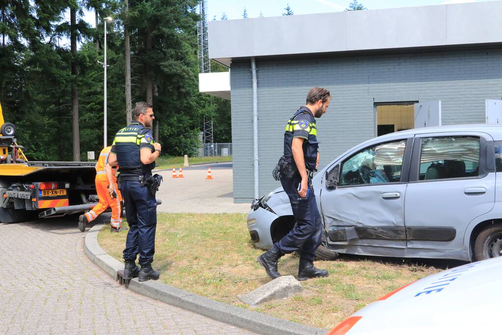 Bestuurster raakt van de weg ramt meerdere objecten