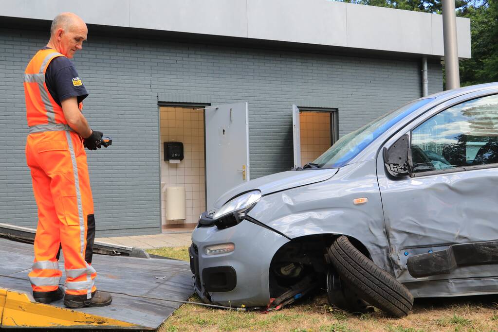 Bestuurster raakt van de weg ramt meerdere objecten