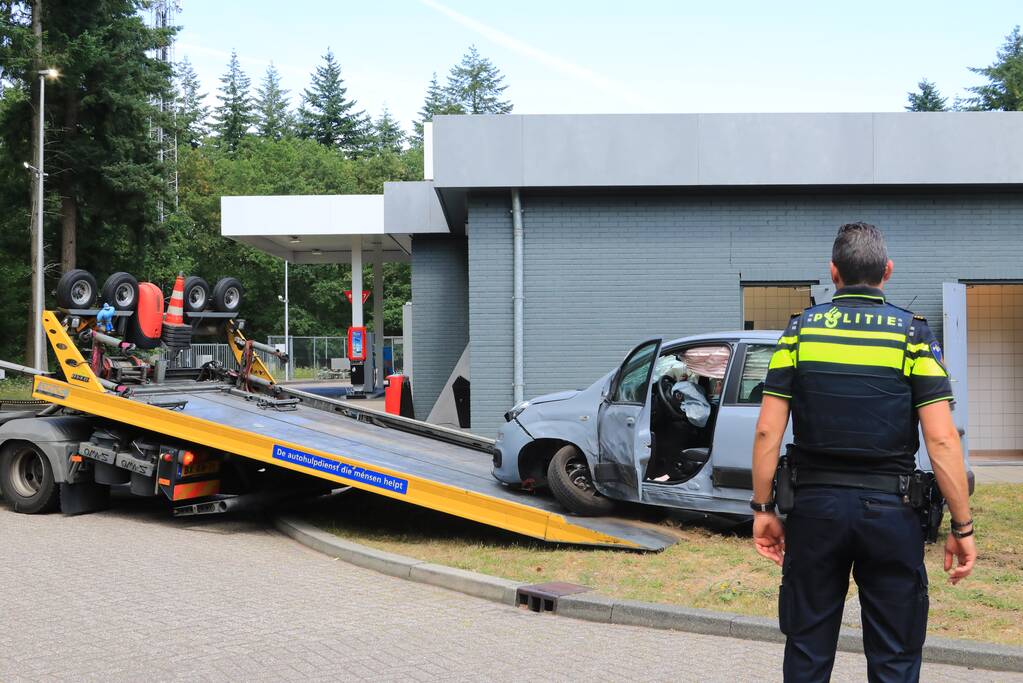 Bestuurster raakt van de weg ramt meerdere objecten