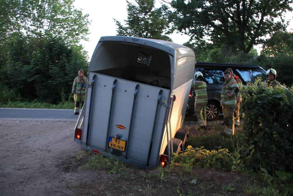 Paardentrailer met paarden belandt in de sloot