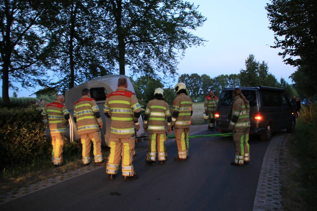 Paardentrailer met paarden belandt in de sloot