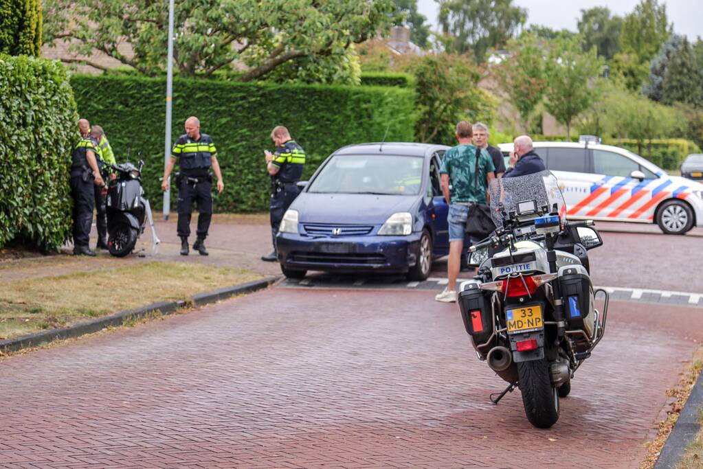 Twee gewonden na botsing met auto