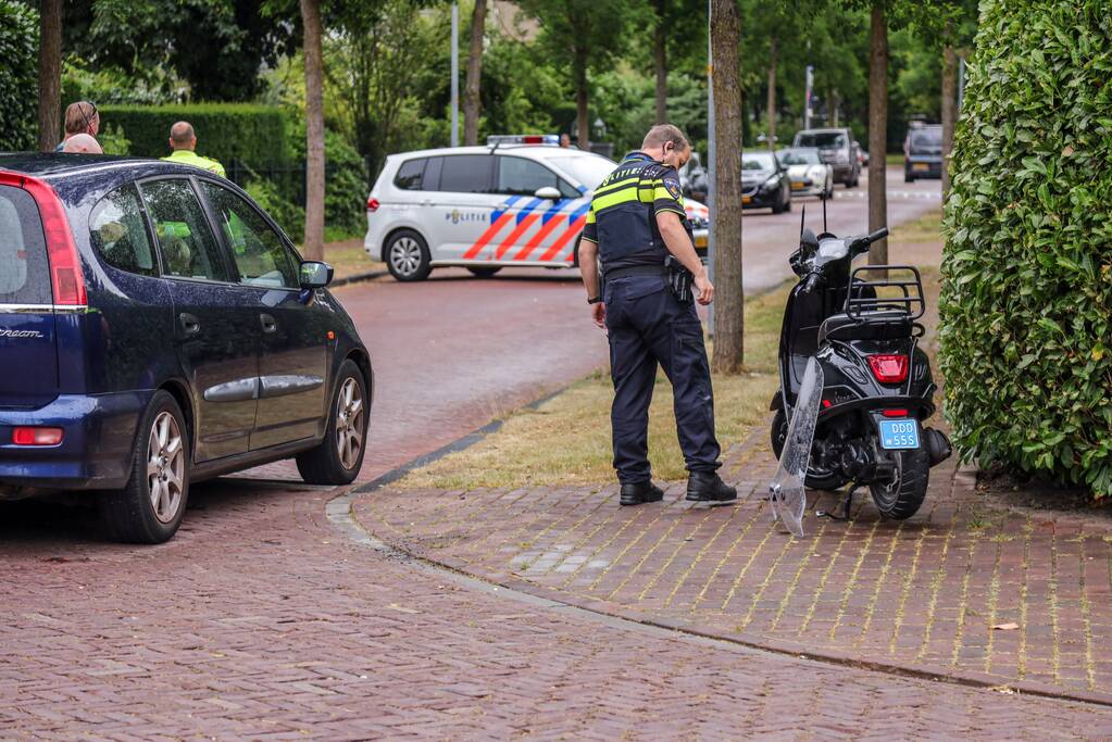 Twee gewonden na botsing met auto