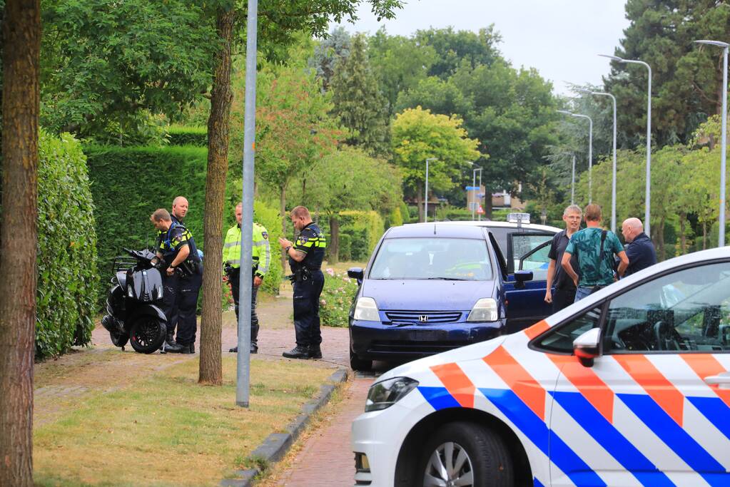Twee gewonden na botsing met auto