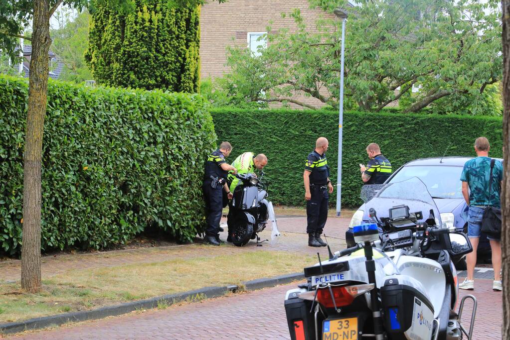 Twee gewonden na botsing met auto