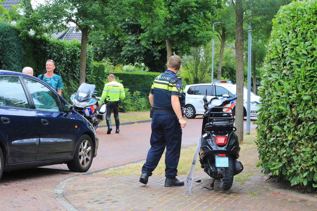 Twee gewonden na botsing met auto