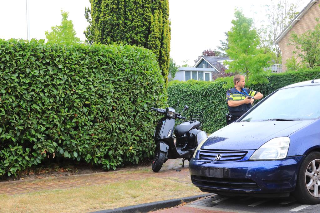 Twee gewonden na botsing met auto