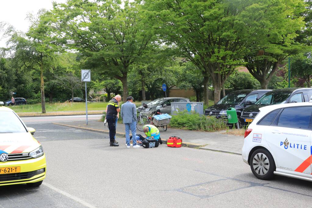 Vrouw op driewieler kantelt