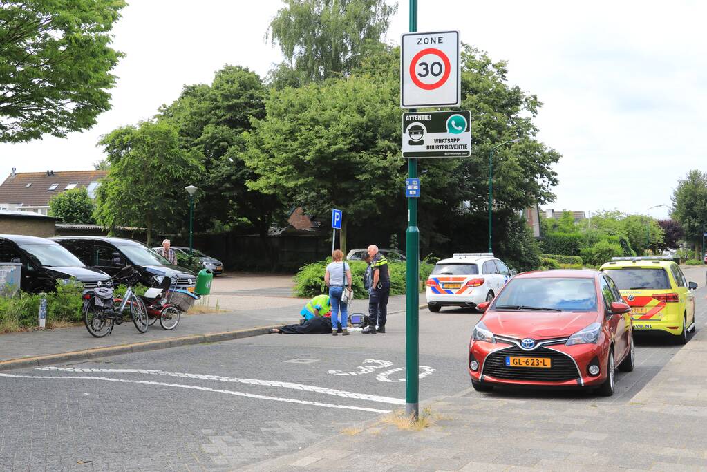 Vrouw op driewieler kantelt