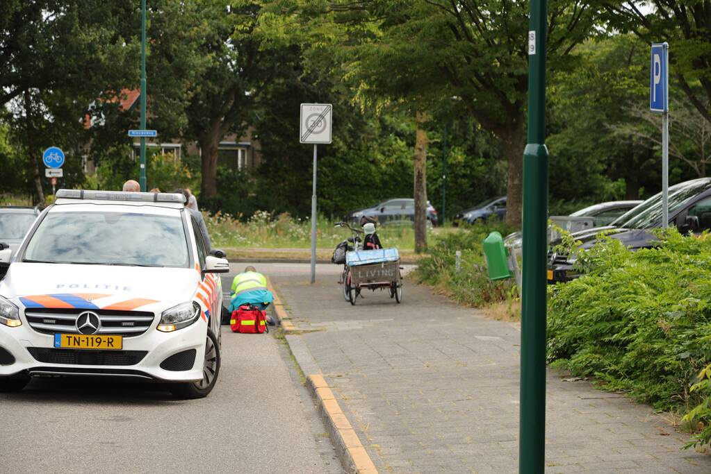 Vrouw op driewieler kantelt