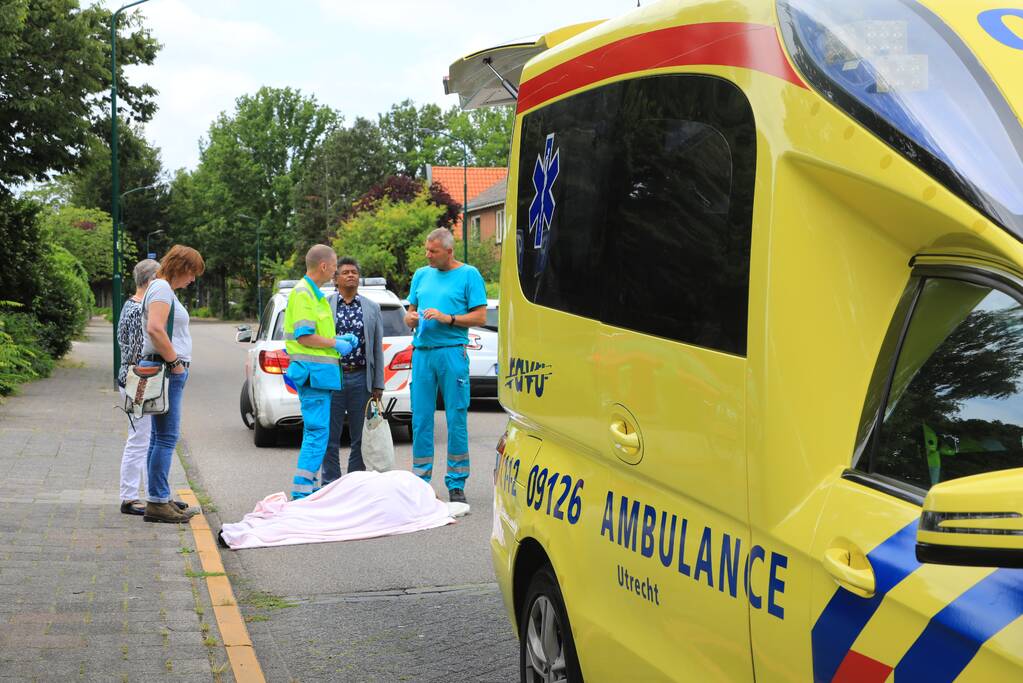 Vrouw op driewieler kantelt