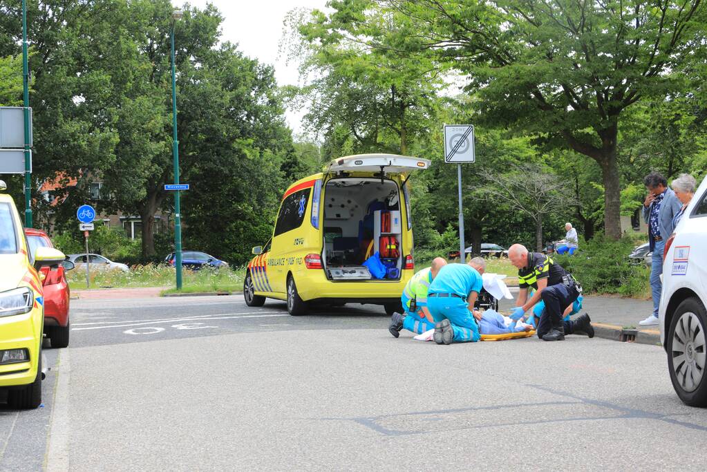 Vrouw op driewieler kantelt