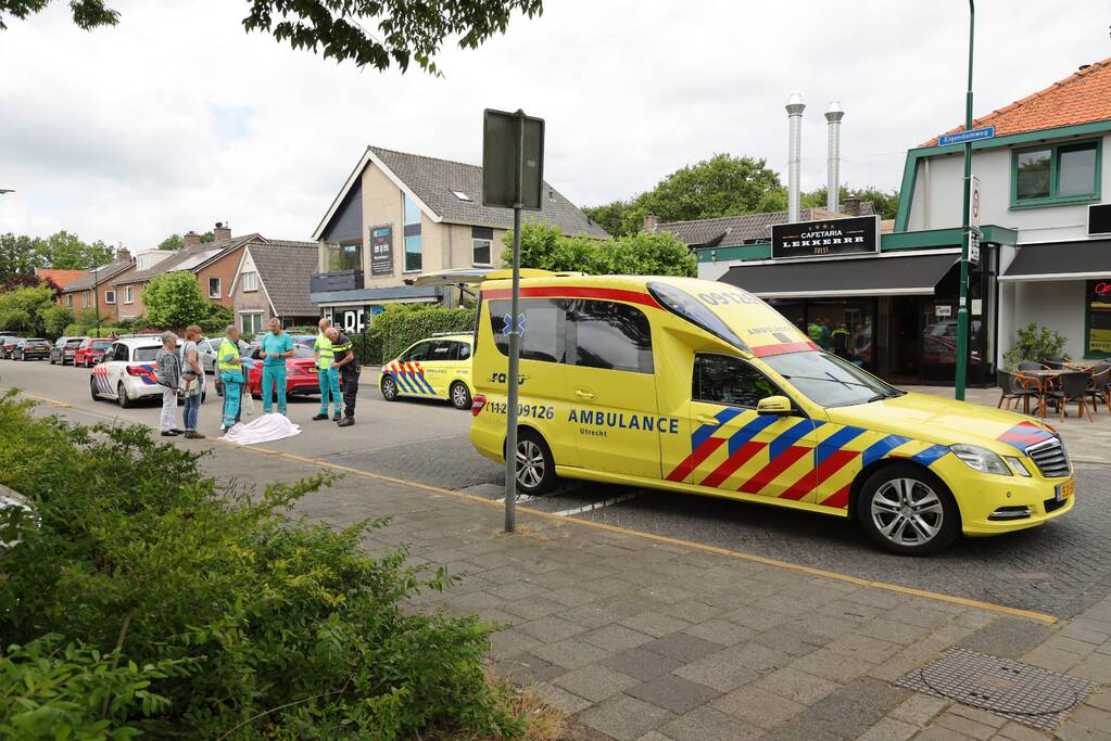 Vrouw op driewieler kantelt