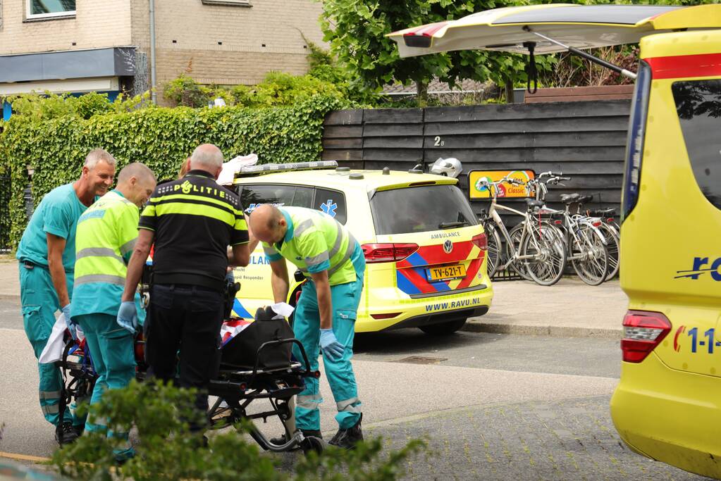 Vrouw op driewieler kantelt