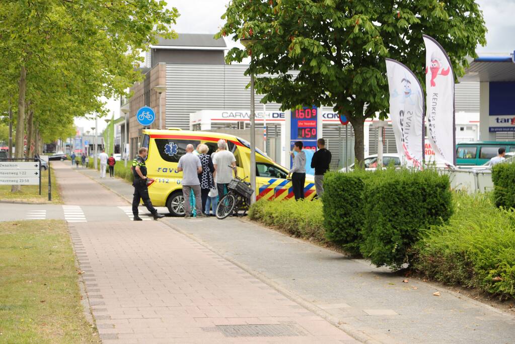 Bestelwagen botst op fietsster
