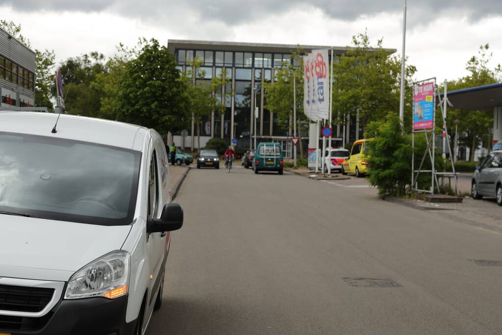 Bestelwagen botst op fietsster