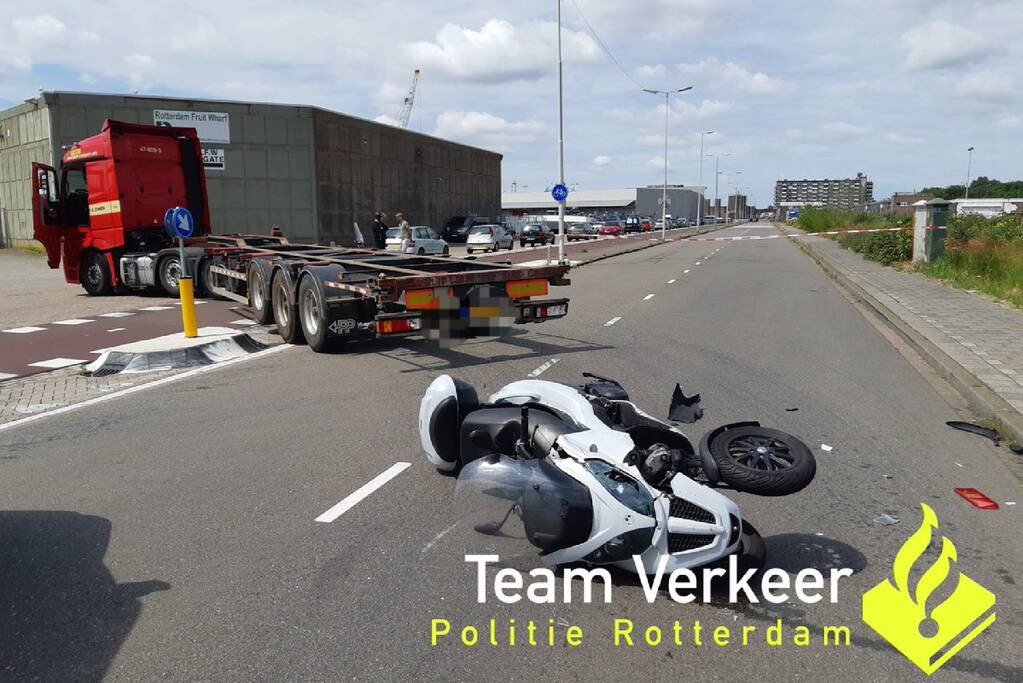 Piaggio-MP3 botst met vrachtwagen