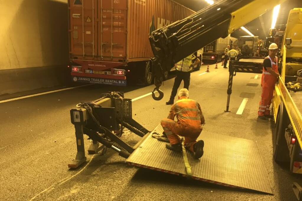 Botlektunnel dicht na ernstig ongeval met vrachtwagens