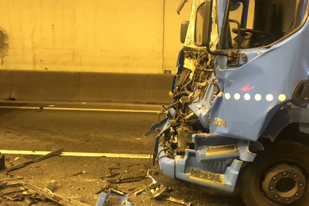 Botlektunnel dicht na ernstig ongeval met vrachtwagens