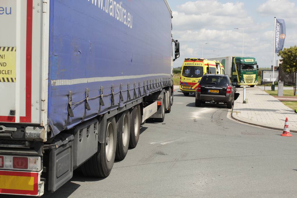 Twee inzittenden gewond na aanrijding met vrachtwagen