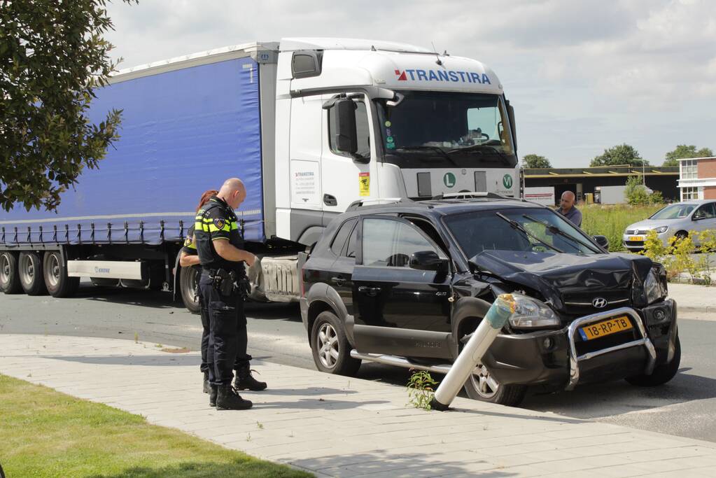 Twee inzittenden gewond na aanrijding met vrachtwagen