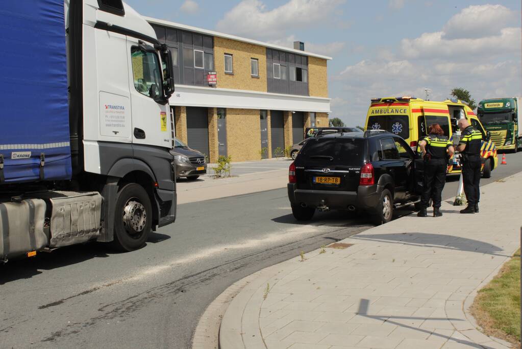 Twee inzittenden gewond na aanrijding met vrachtwagen