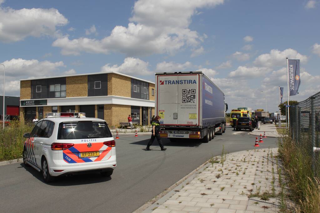 Twee inzittenden gewond na aanrijding met vrachtwagen