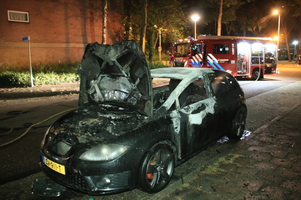 Auto brandt uit door mogelijke brandstichting