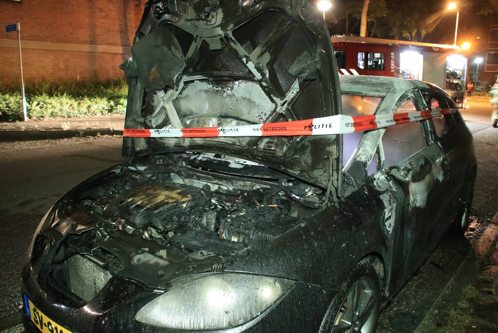 Auto brandt uit door mogelijke brandstichting