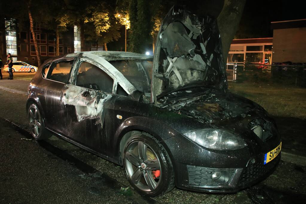 Auto brandt uit door mogelijke brandstichting