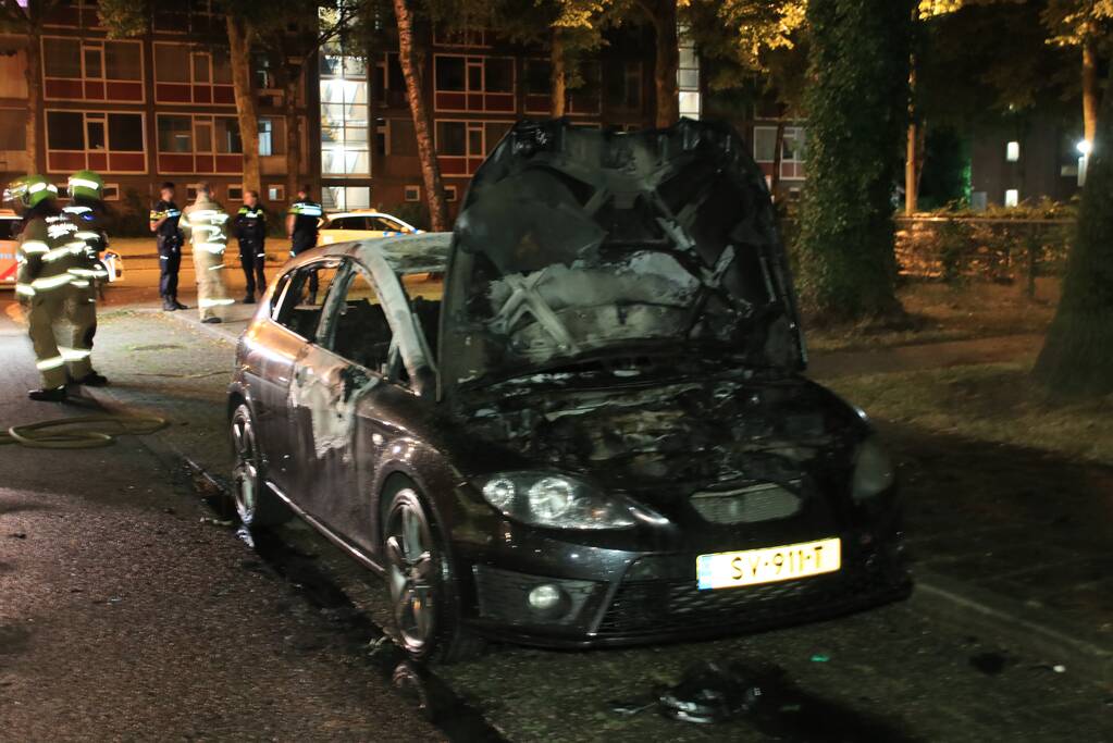 Auto brandt uit door mogelijke brandstichting