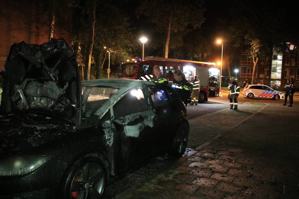 Auto brandt uit door mogelijke brandstichting