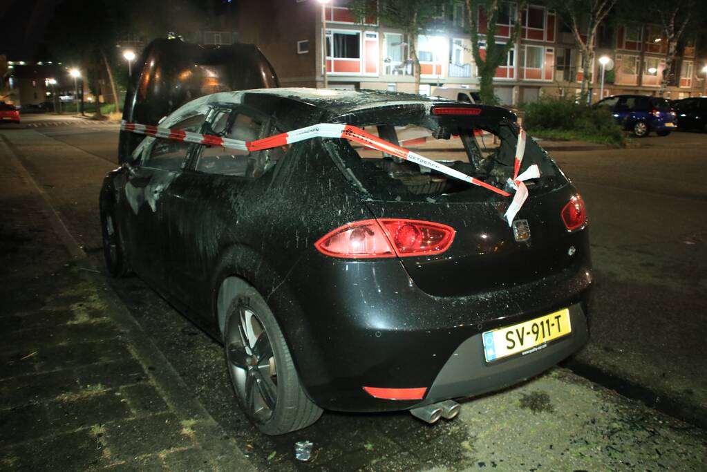 Auto brandt uit door mogelijke brandstichting