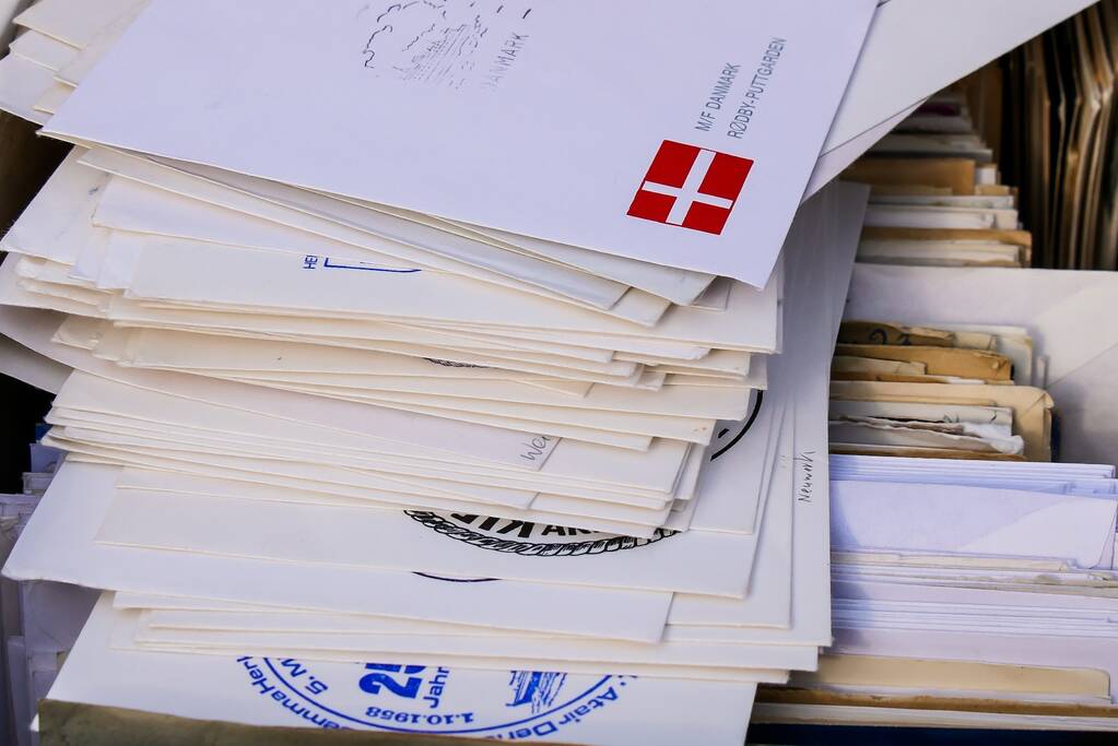 Duizenden poststukken in bos gevonden