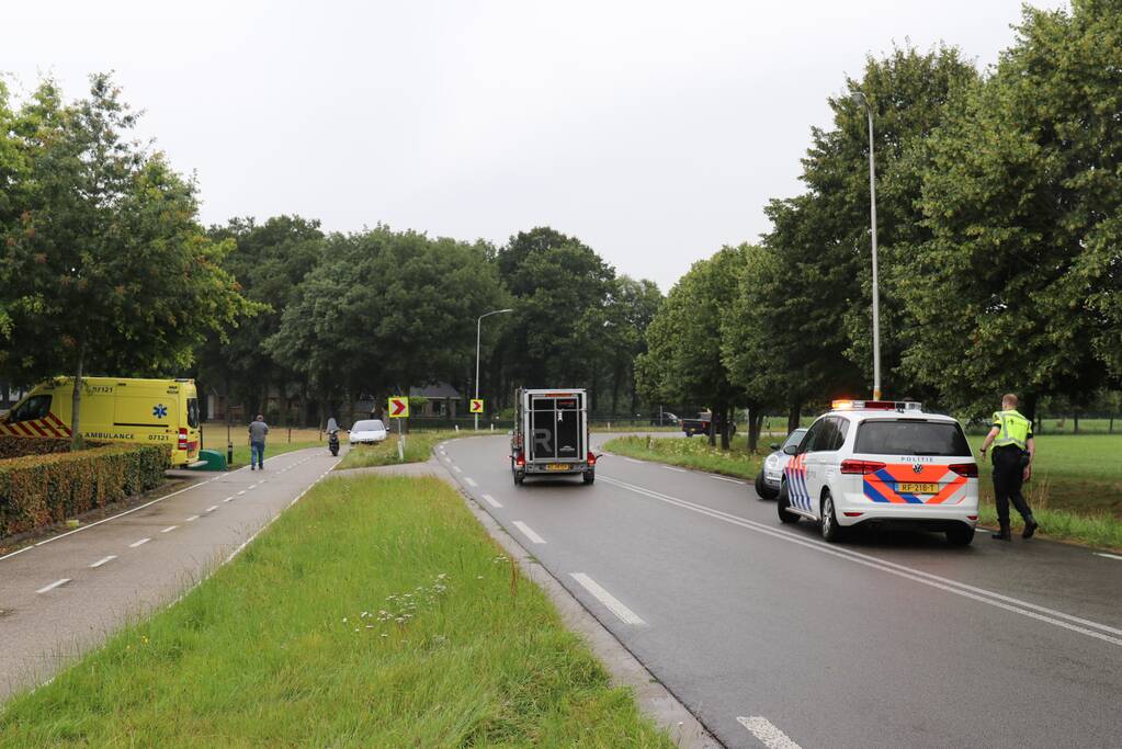 Auto in de slip en ramt lantaarnpaal