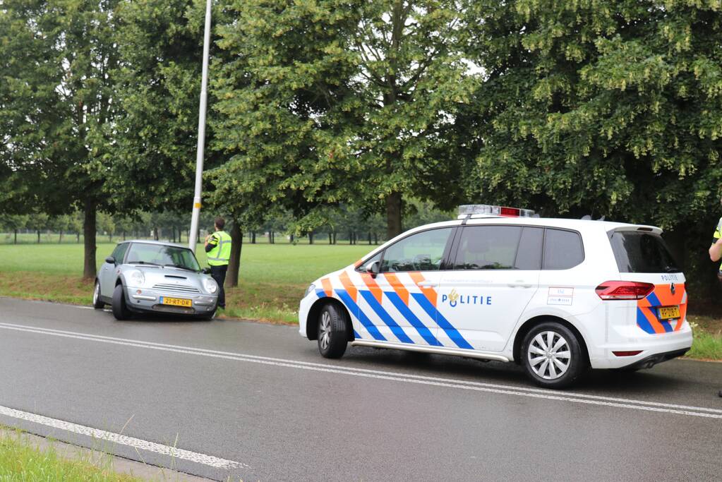 Auto in de slip en ramt lantaarnpaal
