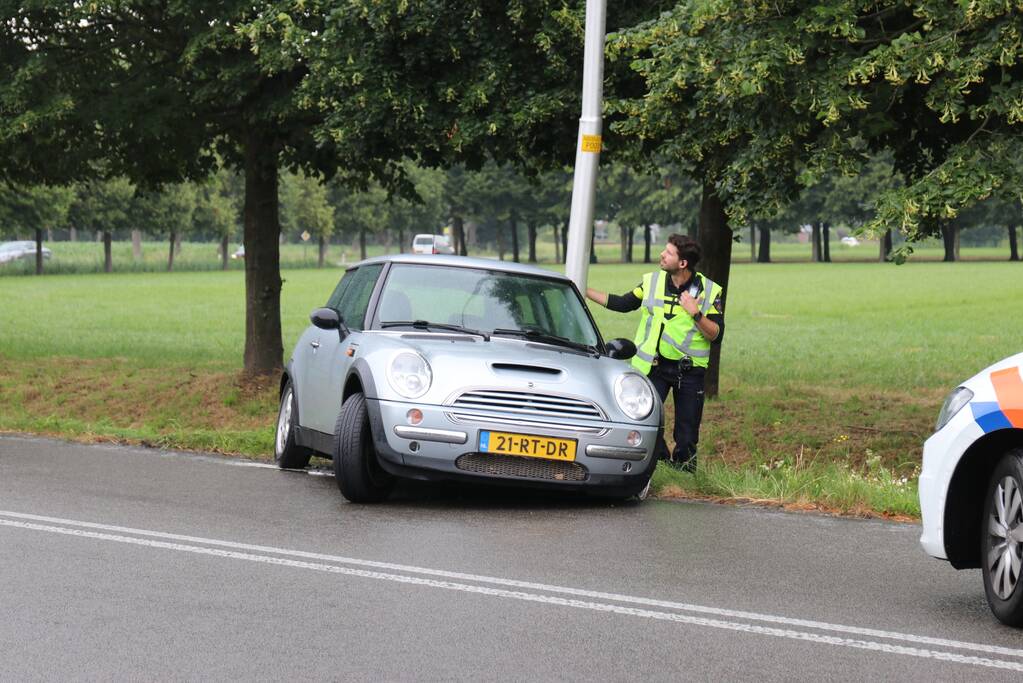 Auto in de slip en ramt lantaarnpaal