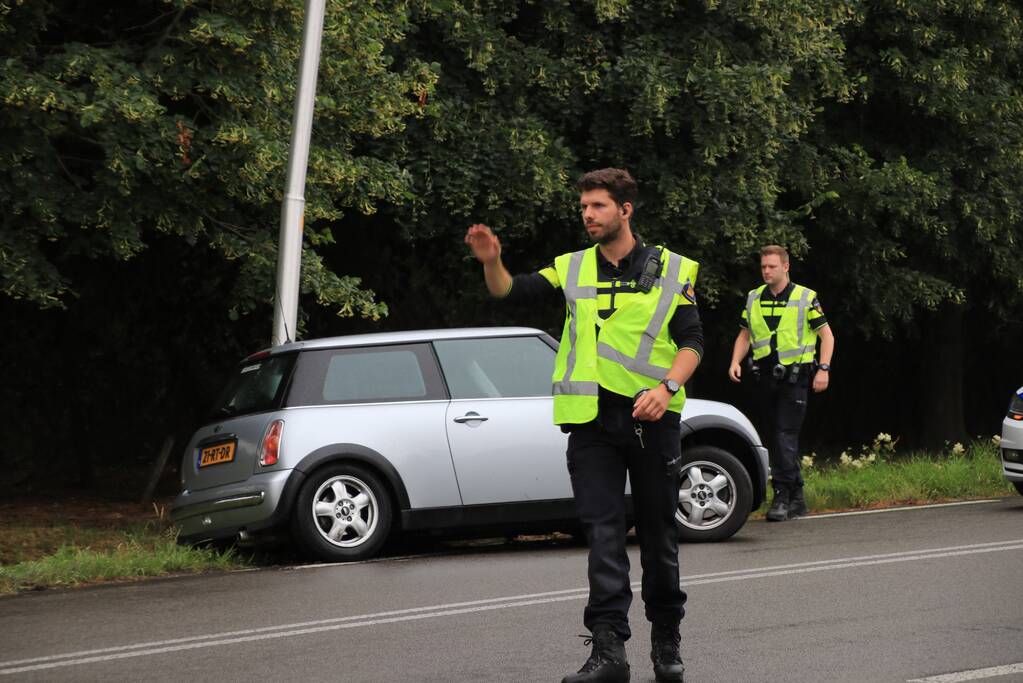 Auto in de slip en ramt lantaarnpaal