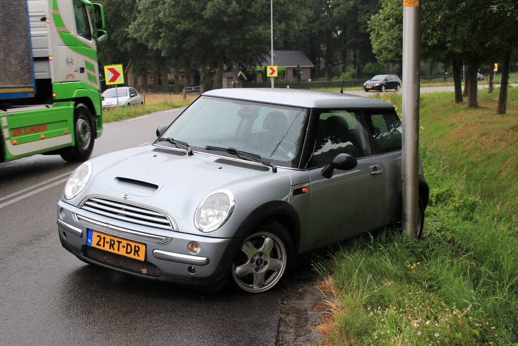 Auto in de slip en ramt lantaarnpaal